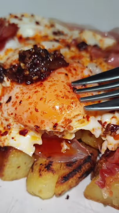 Huevos rotos con jamón